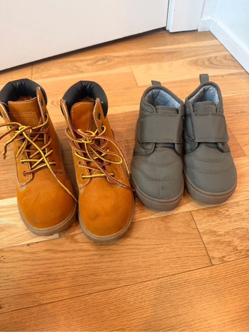 G.H. Bass & Co. Tan Lace-Up Kids Work Boots & Green Carters Velcro shoes